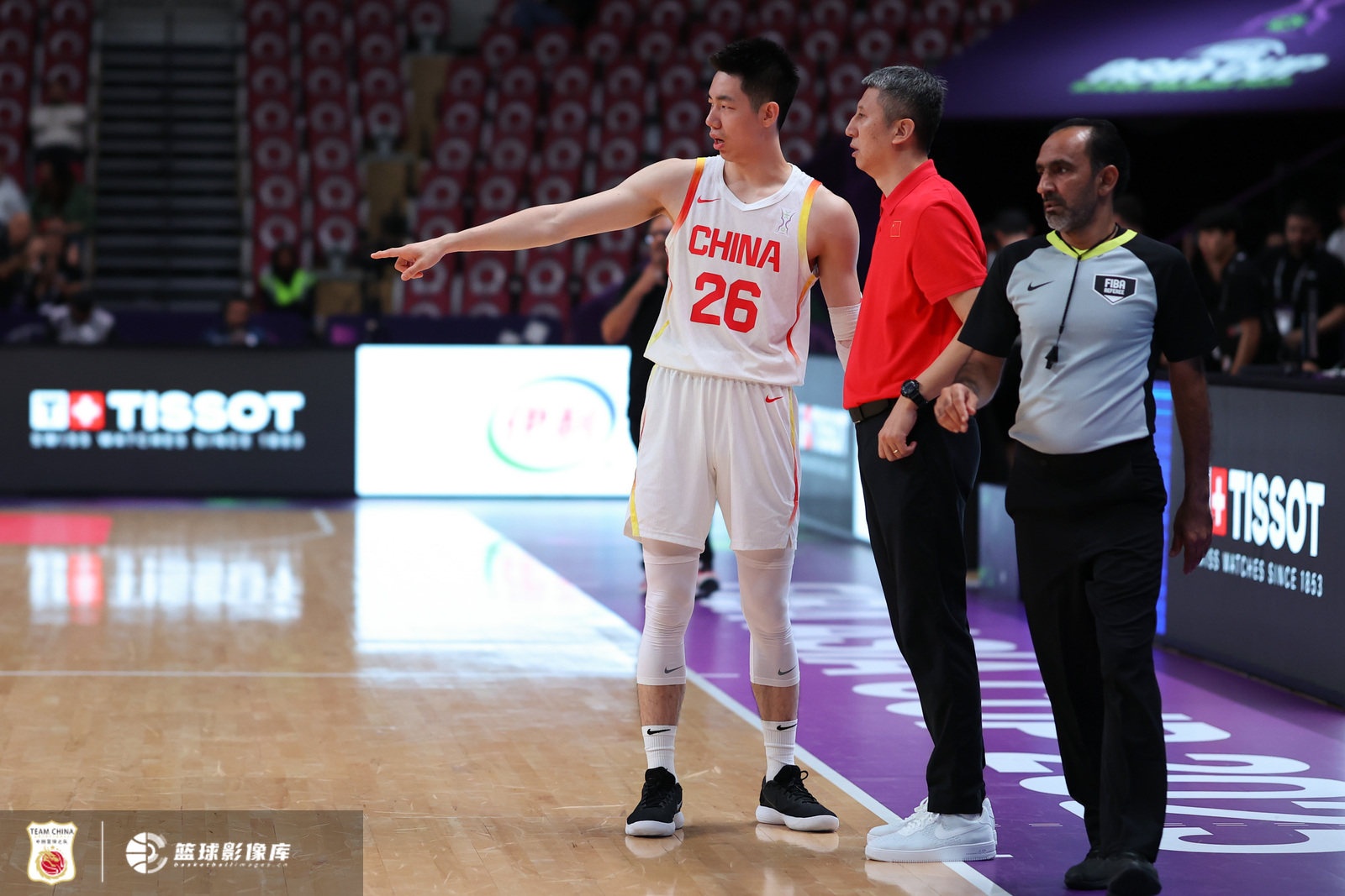 500万彩票网-媒体人：中国男篮用三后卫因锋无力 让内线去凿能解决不得分问题